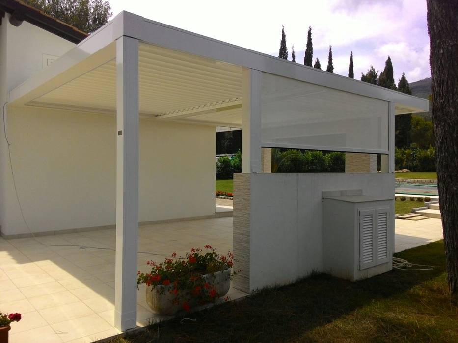 Pergola bioclimatica presso villa privato, Centro Arredotessile S.r.l. Centro Arredotessile S.r.l. เรือนกระจก อลูมิเนียมและสังกะสี