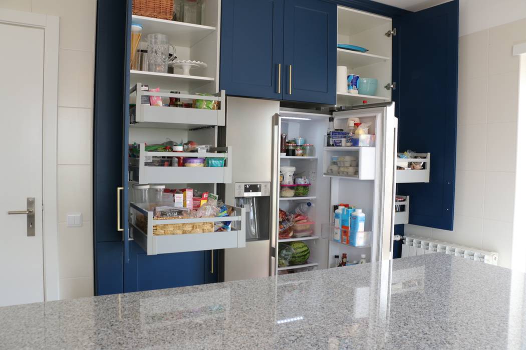 (Not Red) White and Blue, Moderestilo - Cozinhas e equipamentos Lda Moderestilo - Cozinhas e equipamentos Lda Kitchen units