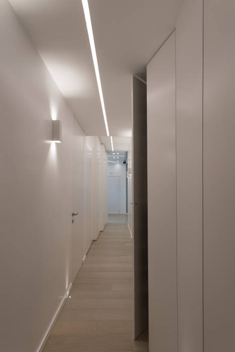 Casa "FG" bianco scolpito: Roma zona di Casal Palocco , MAMESTUDIO MAMESTUDIO Modern Corridor, Hallway and Staircase