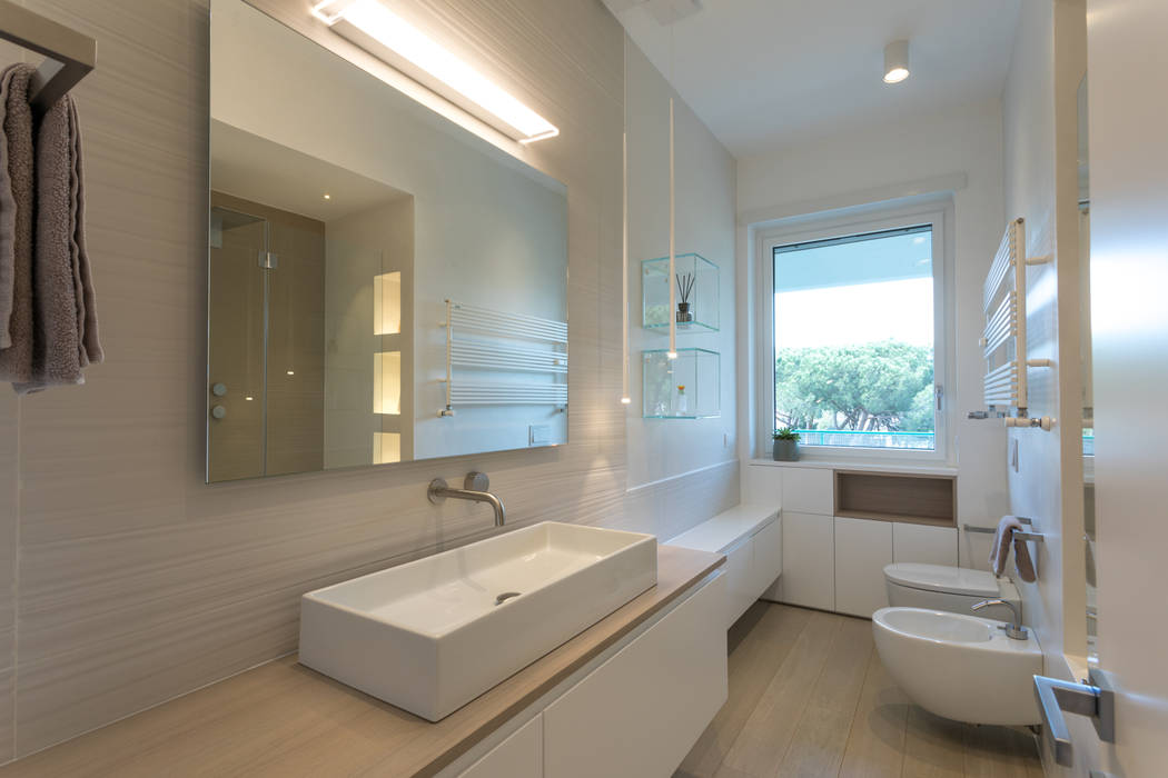 Casa "FG" bianco scolpito: Roma zona di Casal Palocco , MAMESTUDIO MAMESTUDIO Modern Banyo