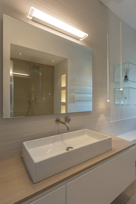 Casa "FG" bianco scolpito: Roma zona di Casal Palocco , MAMESTUDIO MAMESTUDIO Modern Bathroom