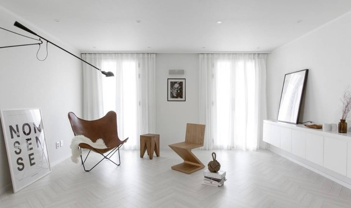 화이트와 우드로 아늑한 갤러리처럼 꾸민 30평대 아파트 인테리어, husk design 허스크디자인 husk design 허스크디자인 Living room