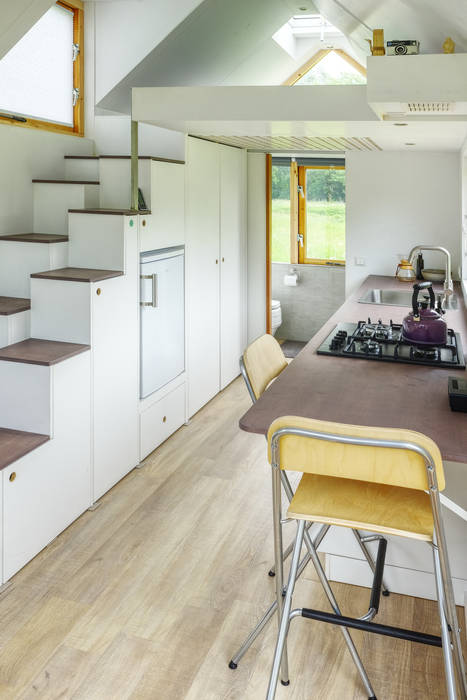 Keuken met trap: modern door Studio D8, Modern