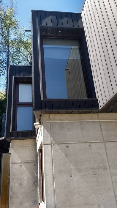 DETALLE VENTANAS DORMITORIO PRINCIPAL Y BAÑO EN SUITE homify Casas estilo moderno: ideas, arquitectura e imágenes fachadas