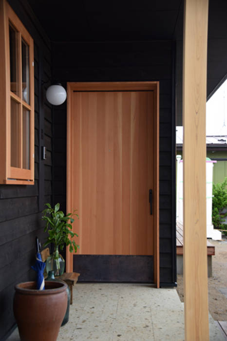 しんさんの家, さくま建築設計事務所 さくま建築設計事務所 Sliding doors Wood Wood effect