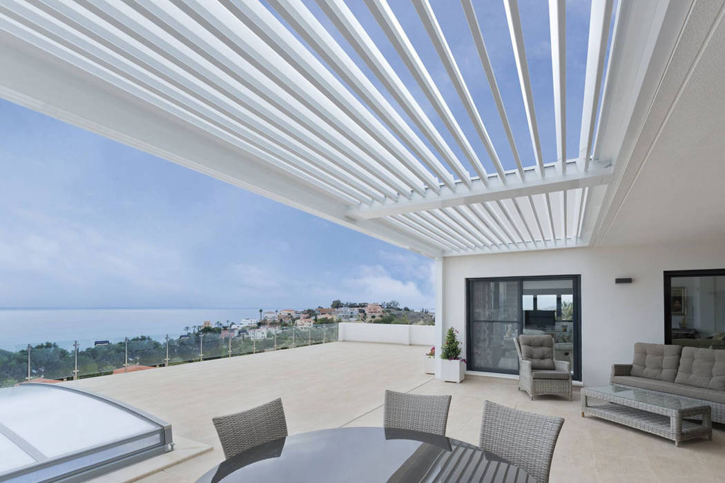 Pérgola bioclimática instalada en exclusiva vivienda de la Costa Blanca, Saxun Saxun Balcones y terrazas de estilo minimalista