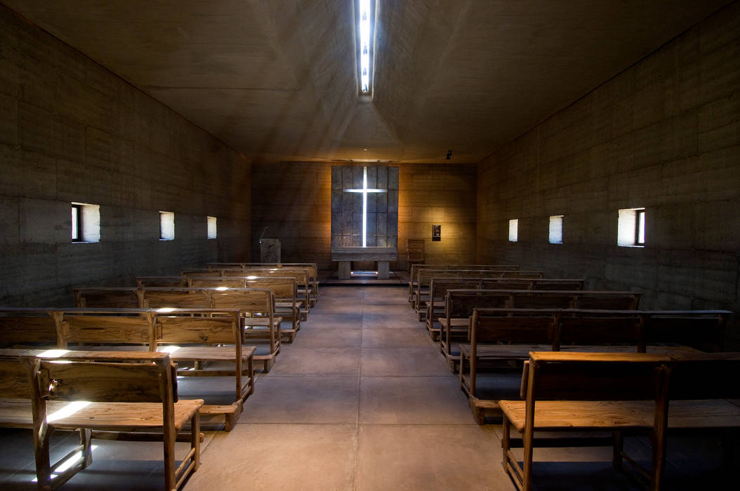 Capilla de la Gratitud Bórmida & Yanzón arquitectos Espacios comerciales bancos,madera,capilla,iglesia,rustico,iluminacion,cruz,Centros de exposiciones