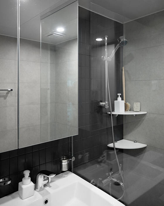 세련된 색채로 고급스러움을 표현한 30평대 아파트 인테리어, husk design 허스크디자인 husk design 허스크디자인 Modern bathroom