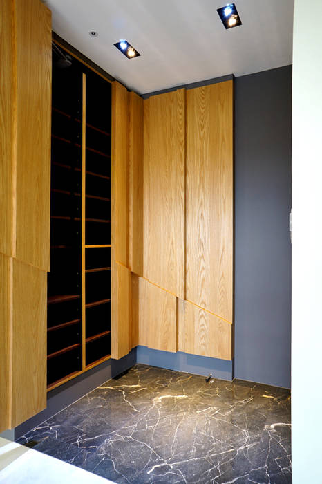 全室案例-基隆市楊宅, ISQ 質の木系統家具 ISQ 質の木系統家具 現代風玄關、走廊與階梯