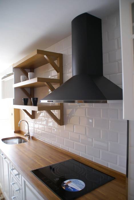 Una cocina con un suelo de encanto, Visaespais, reformas y rehabilitaciones en Tarragona Visaespais, reformas y rehabilitaciones en Tarragona Built-in kitchens