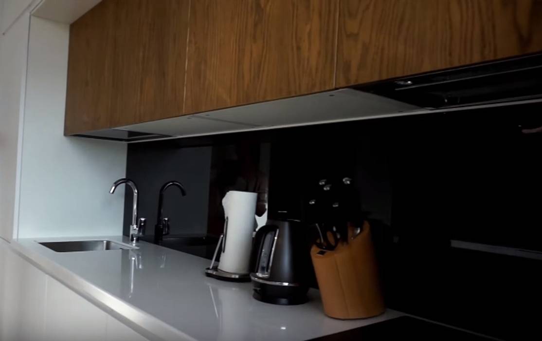Светлая уютная кухня в стиле хай-тек с элементами скандинавии, "Комфорт Дизайн" 'Комфорт Дизайн' Built-in kitchens لکڑی Wood effect