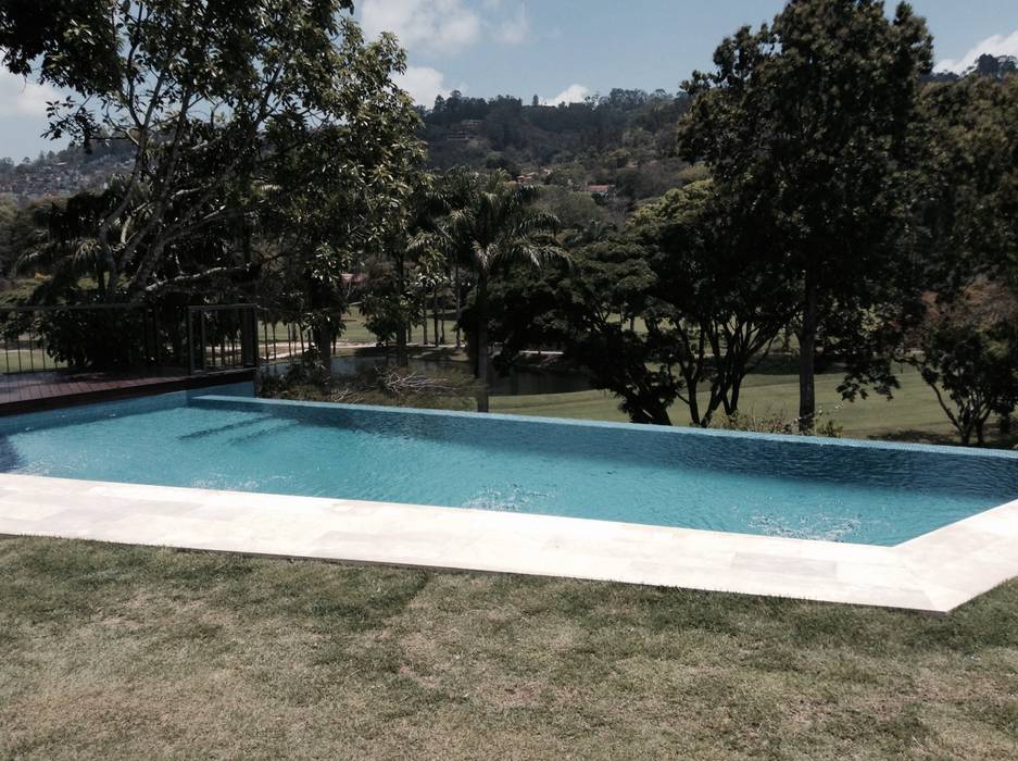 VISTA DESDE EL DORMITORIO PRINCIPAL OMAR SEIJAS, ARQUITECTO Piscinas de estilo moderno CASA EN CARACAS