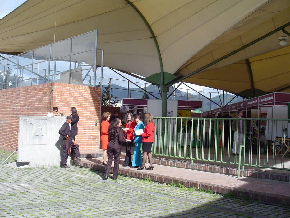 Plaza de los artesanos , Polanco Bernal Arquitectos Polanco Bernal Arquitectos Espacios comerciales Centros de exhibiciones