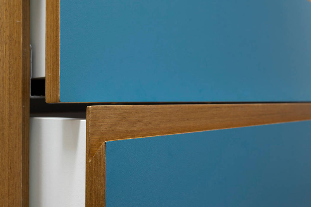 Cozinha formica azul com madeira - detalhe puxador Estudio Piloti Arquitetura Armários e bancadas de cozinha cozinha azul,detalhe puxador