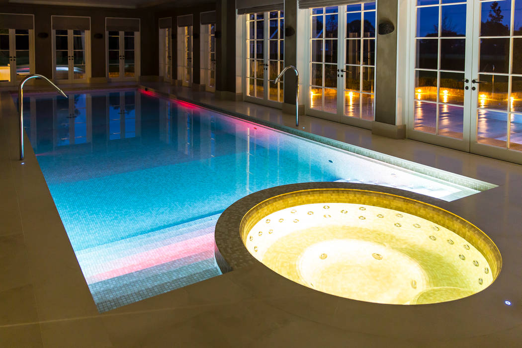 Luxury basement pool and integrated spa London Swimming Pool Company Piscines à débordement Béton luxury pool,luxury spa