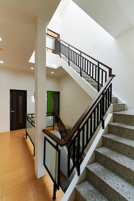南投埔里住宅設計案, 瑞瑩室內裝修設計工程有限公司 瑞瑩室內裝修設計工程有限公司 Stairs