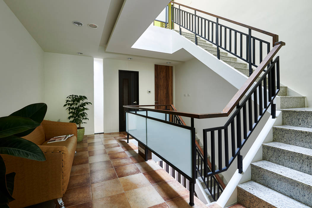 南投埔里住宅設計案, 瑞瑩室內裝修設計工程有限公司 瑞瑩室內裝修設計工程有限公司 Minimalist corridor, hallway & stairs