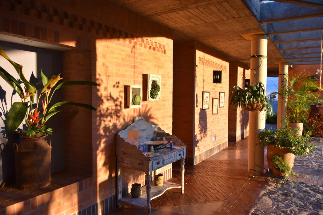 Casa Anolaima, Polanco Bernal Arquitectos Polanco Bernal Arquitectos Country style corridor, hallway& stairs