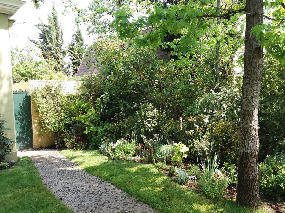 Camino de Cemento y Piedra de Río homify Jardines en la fachada