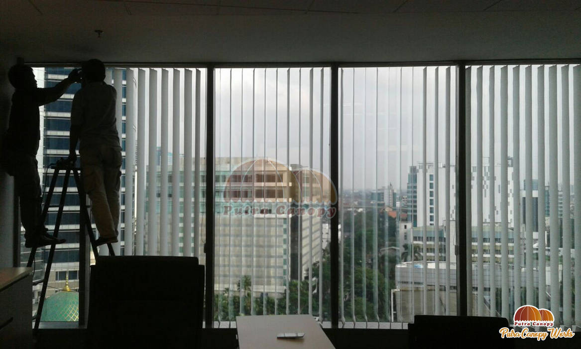 Vertical Blind Jakarta (Gedung OJK), Putra Canopy Putra Canopy Modern Windows and Doors Synthetic Brown Blinds & shutters