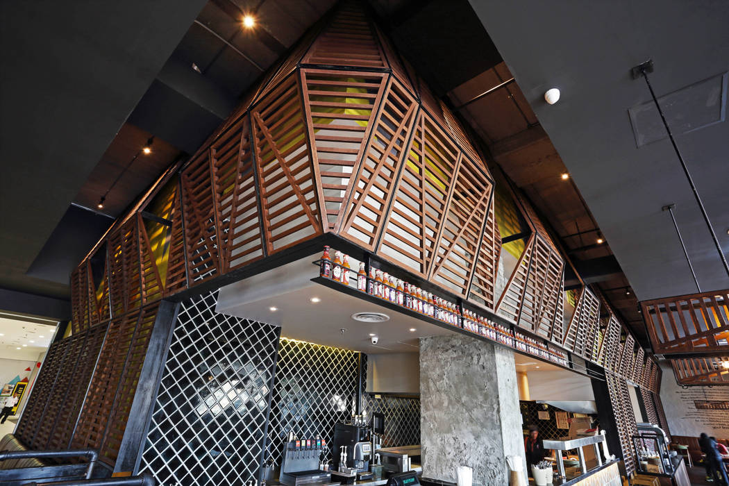 Nando's Restaurant at Vivacity Megamall, Kuching, Alto Builders Sdn Bhd Alto Builders Sdn Bhd Commercial spaces Gỗ Wood effect Khu Thương mại