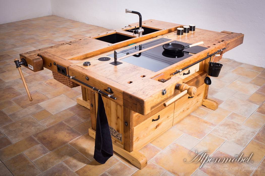 Old carpenters workbench as a breathtaking kitchen island! / Alte Hobelbank als atemberaubende Kochinsel!, Alpenmöbel® - Design trifft Geschichte Alpenmöbel® - Design trifft Geschichte Armários de cozinha Madeira maciça Multicolor