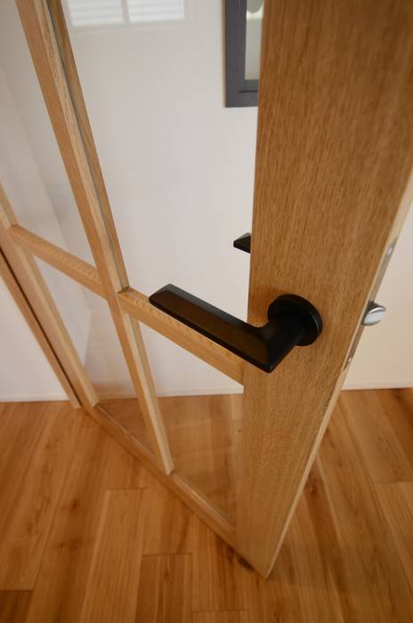 ONETHEORY, 株式会社ラブ・アーキテクチュア 株式会社ラブ・アーキテクチュア Scandinavian style doors Wood Wood effect