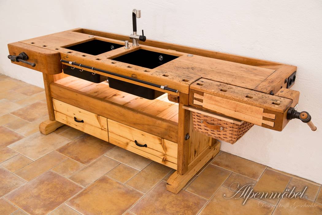 Old carpenters workbench as a breathtaking kitchen island! / Alte Hobelbank als atemberaubende Kochinsel!, Alpenmöbel® - Design trifft Geschichte Alpenmöbel® - Design trifft Geschichte Armários e bancadas de cozinha Madeira maciça Multi colorido