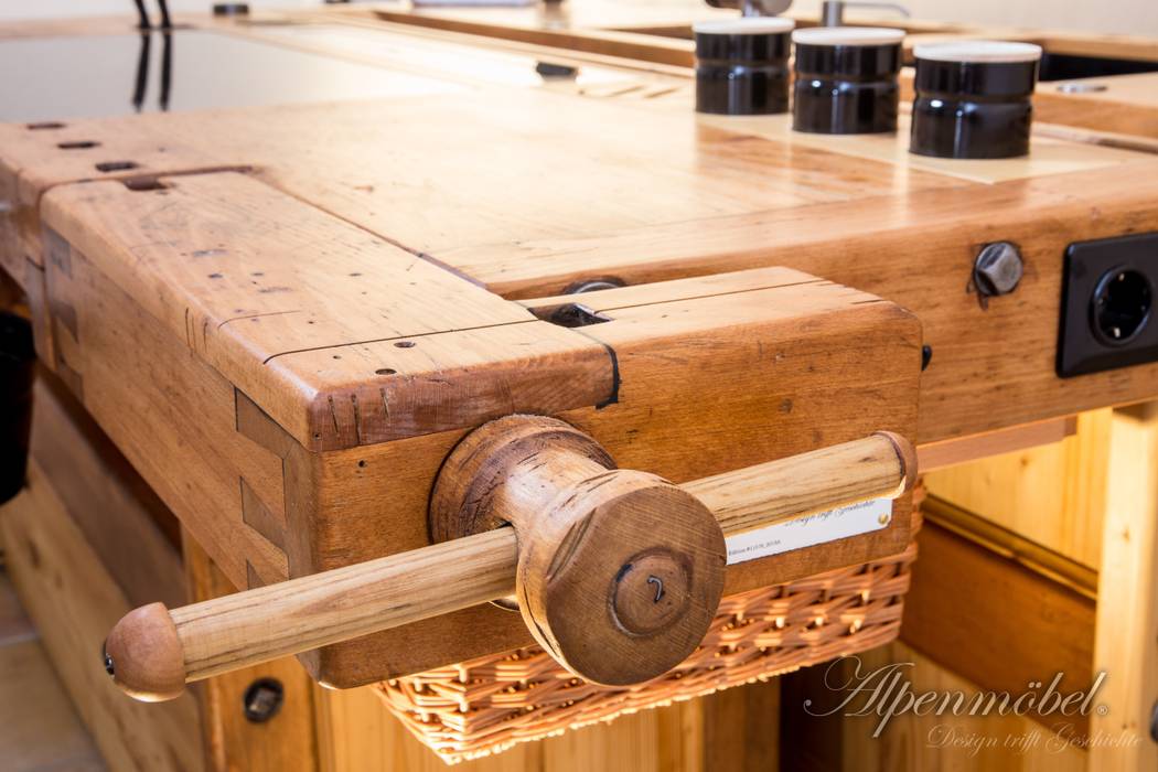 Old carpenters workbench as a breathtaking kitchen island! / Alte Hobelbank als atemberaubende Kochinsel!, Alpenmöbel® - Design trifft Geschichte Alpenmöbel® - Design trifft Geschichte Pisos Madera maciza Multicolor