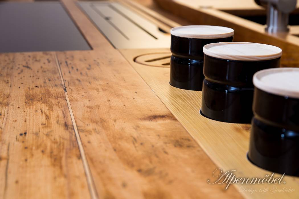 Old carpenters workbench as a breathtaking kitchen island! / Alte Hobelbank als atemberaubende Kochinsel!, Alpenmöbel® - Design trifft Geschichte Alpenmöbel® - Design trifft Geschichte Pisos Madera maciza Multicolor