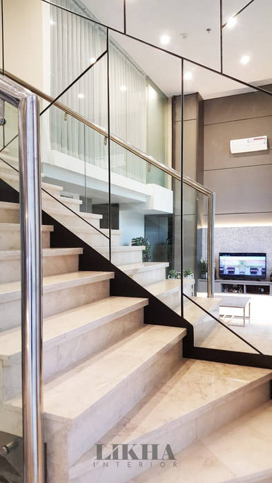 APARTEMEN SENYAMAN RUMAH PRIBADI di Art Deco Apartment, Likha Interior Likha Interior Stairs Glass