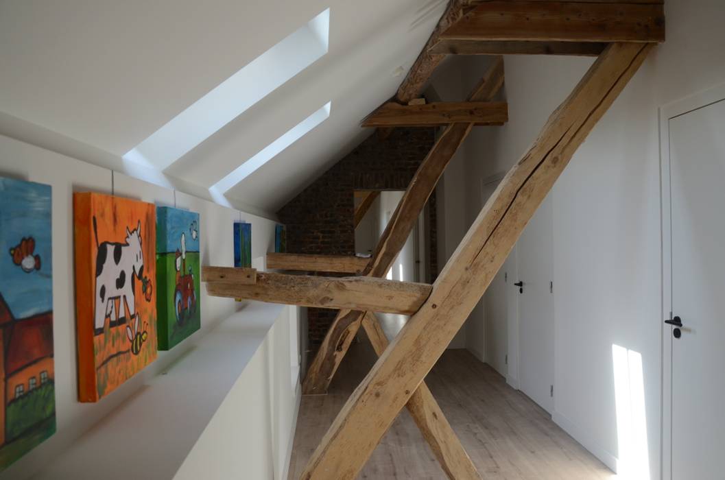 ​Interieurontwerp hoeve Cortenbach, Voerendaal, Ontwerpbureau Op den Kamp Ontwerpbureau Op den Kamp Country style corridor, hallway& stairs