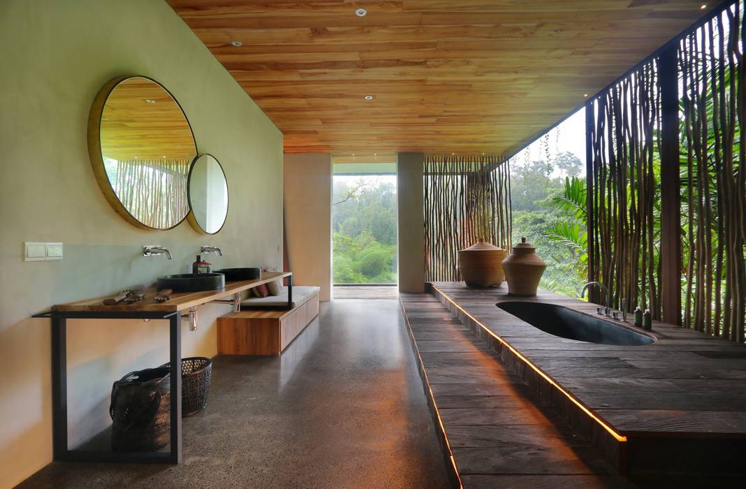 Chameleon Villa Bali, Word of Mouth House Word of Mouth House Baños de estilo tropical Madera Acabado en madera