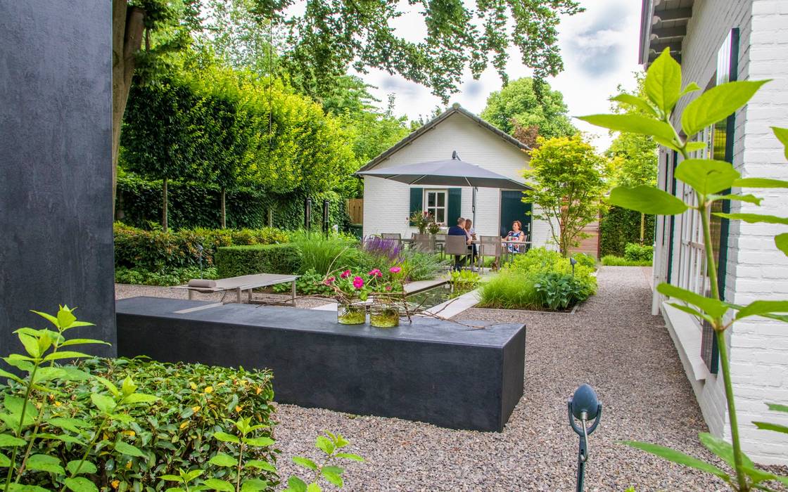 Sfeervolle moderne tuin met veranda, Sparq Tuinen Sparq Tuinen Moderne tuinen