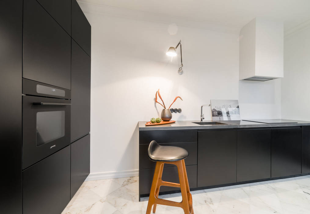 Homestory aus Tallinn: Die Wohnung eines estnischen Architekten vereint modernes Design mit 30er-Jahre-Look, Baltic Design Shop Baltic Design Shop Built-in kitchens Wood Wood effect