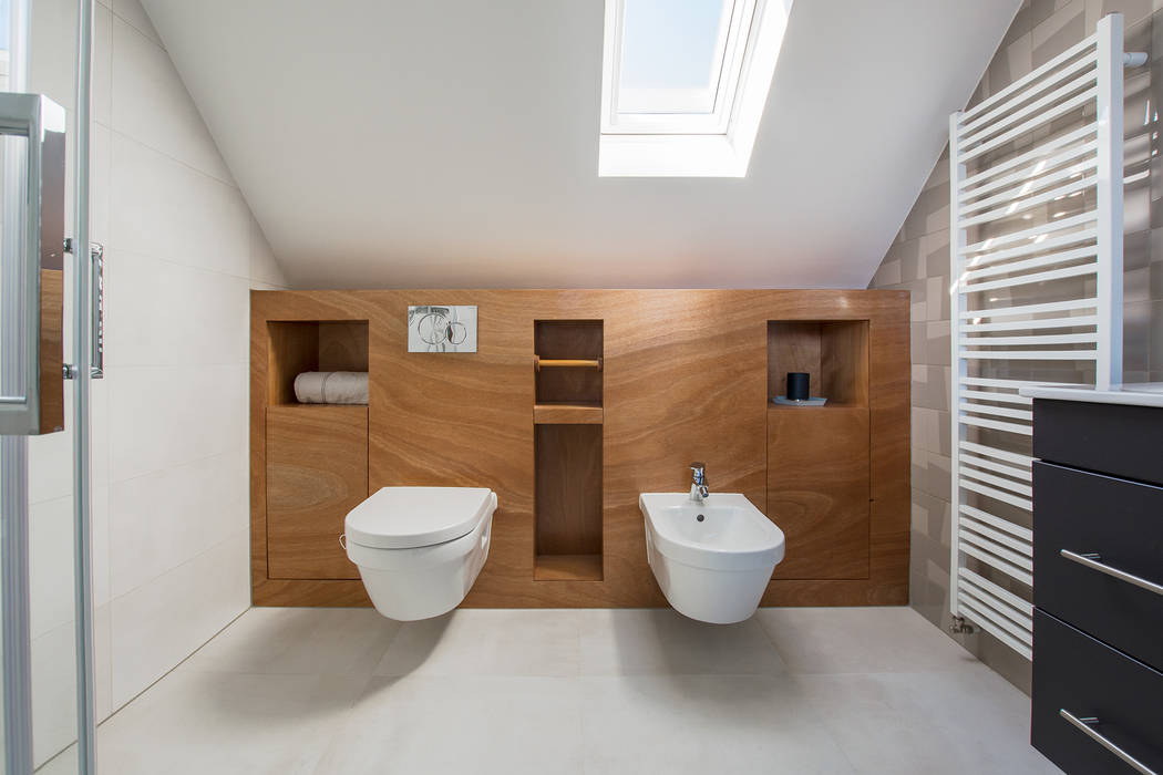 Badkamer op zolder met houten ombouw en kastruimte Stefania Rastellino interior design Moderne badkamers badkamer,wc,bidet,zolder,interieurontwerp