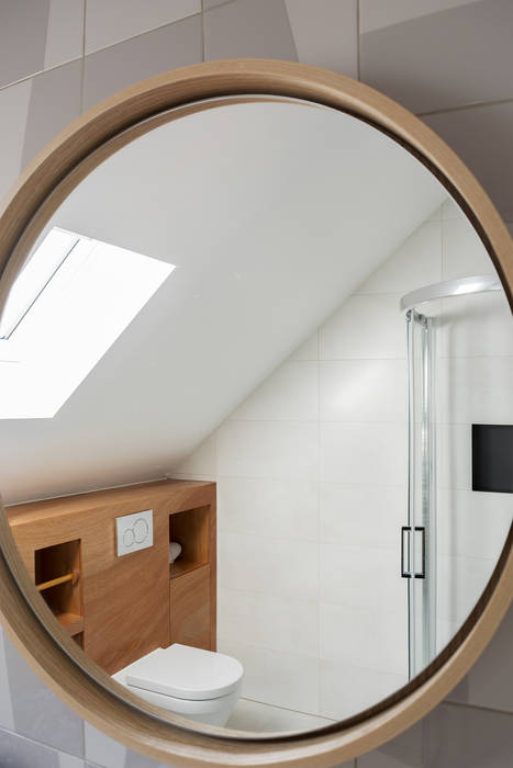 Verbazingwekkend Ronde spiegel voor badkamer op zolder met houten details moderne IW-73