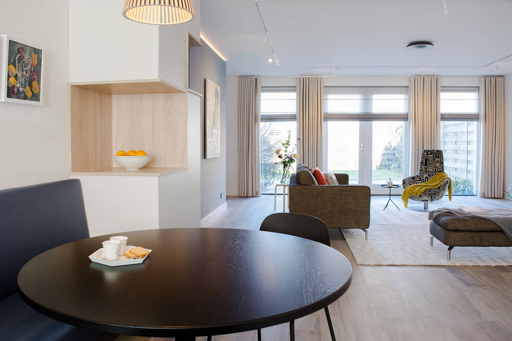 Woonkamer, leefkeuken en hoekkast op maat: moderne woonkamer door ... Woonkamer, leefkeuken en hoekkast op maat: moderne woonkamer door ...