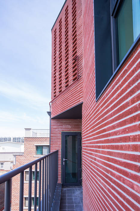 士;dang, AAPA건축사사무소 AAPA건축사사무소 Modern balcony, veranda & terrace