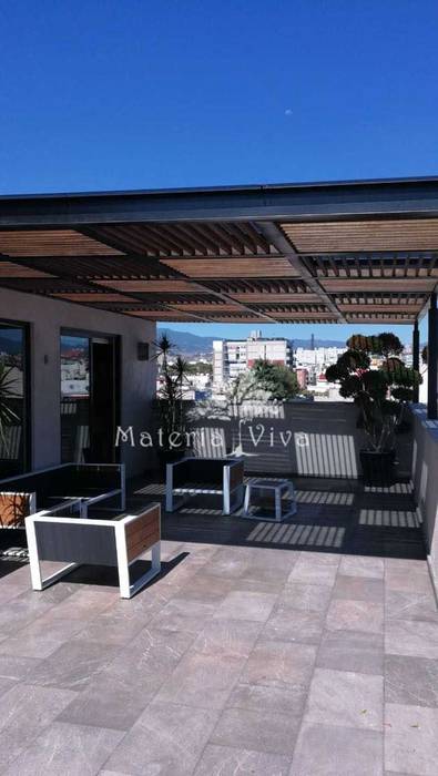 Pérgola de acero madera y vidrio en terraza de penthouse. Col. Nápoles CDMX, Materia Viva S.A. de C.V. Materia Viva S.A. de C.V. Balcones y terrazas modernos