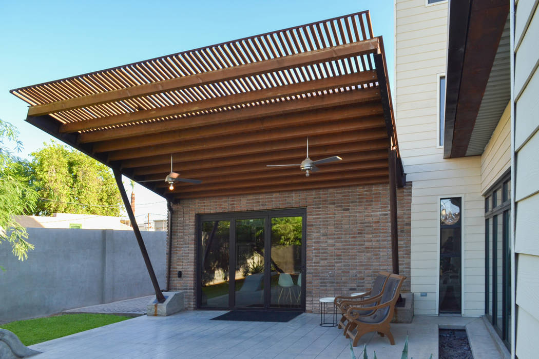 Casa RG - Detalle Terraza Patio SPAU [Servicios Profesionales de Arquitectura y Urbanismo S.C.] Balcones y terrazas modernos Ladrillos