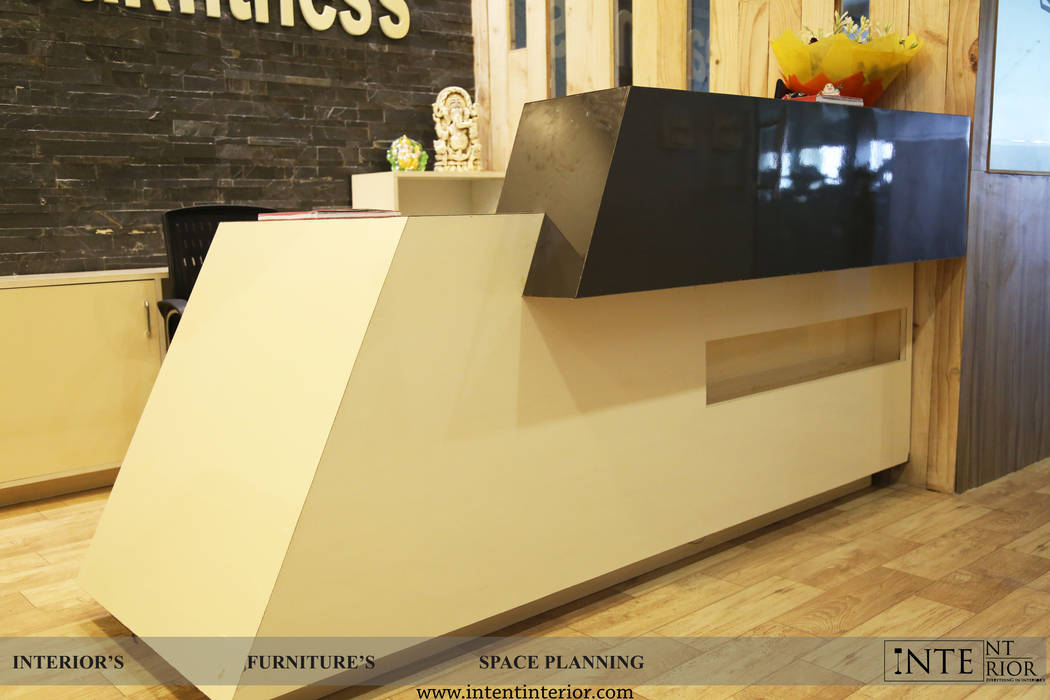 Reception table intent interior Modern gym