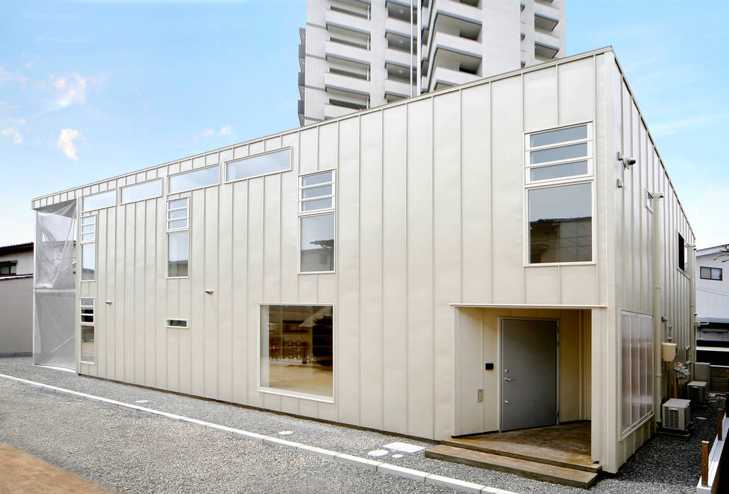 東雲の家, THIS ONE DESIGN OFFICE THIS ONE DESIGN OFFICE บ้านสำหรับครอบครัว โลหะ