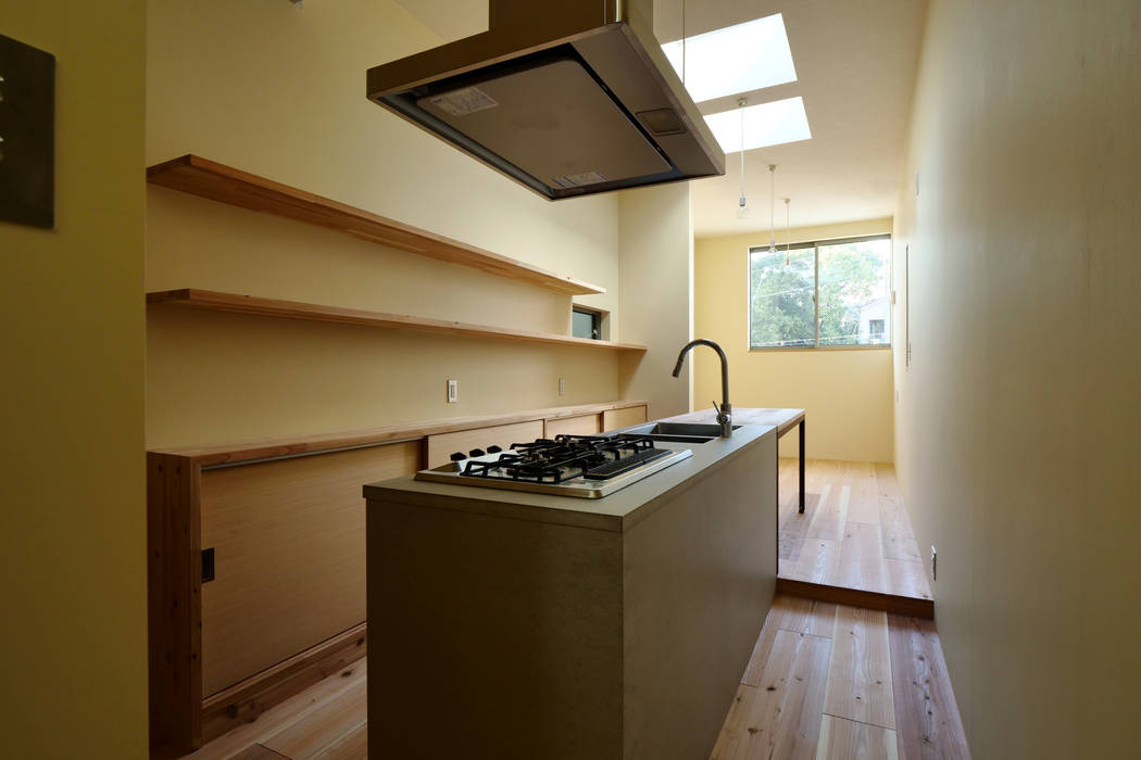 ３階 LDKスペース 一級建築士事務所 Coo Planning ミニマルデザインの キッチン 無垢材 多色