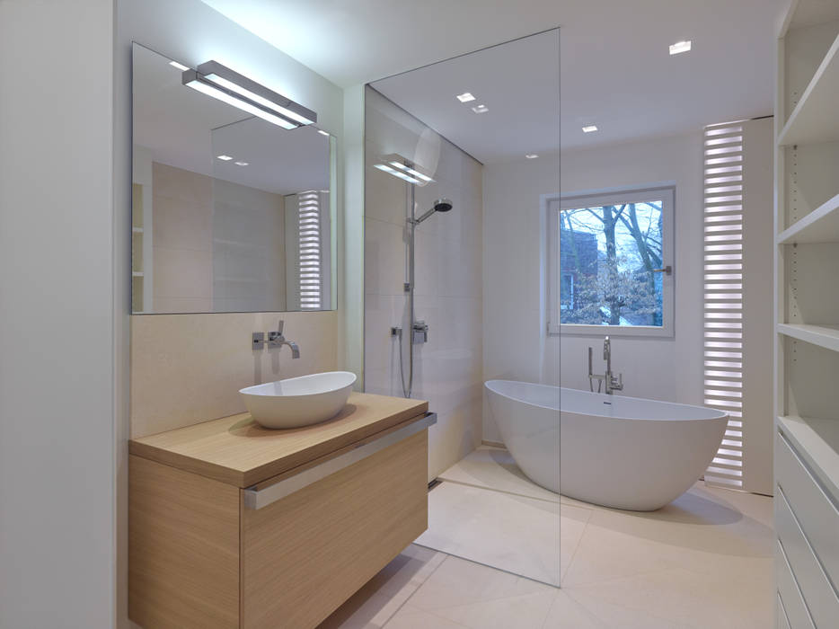 Bad mit Wohlfühlcharakter Koitka Innenausbau GmbH Moderne Badezimmer badewanne,spiegel,waschtisch