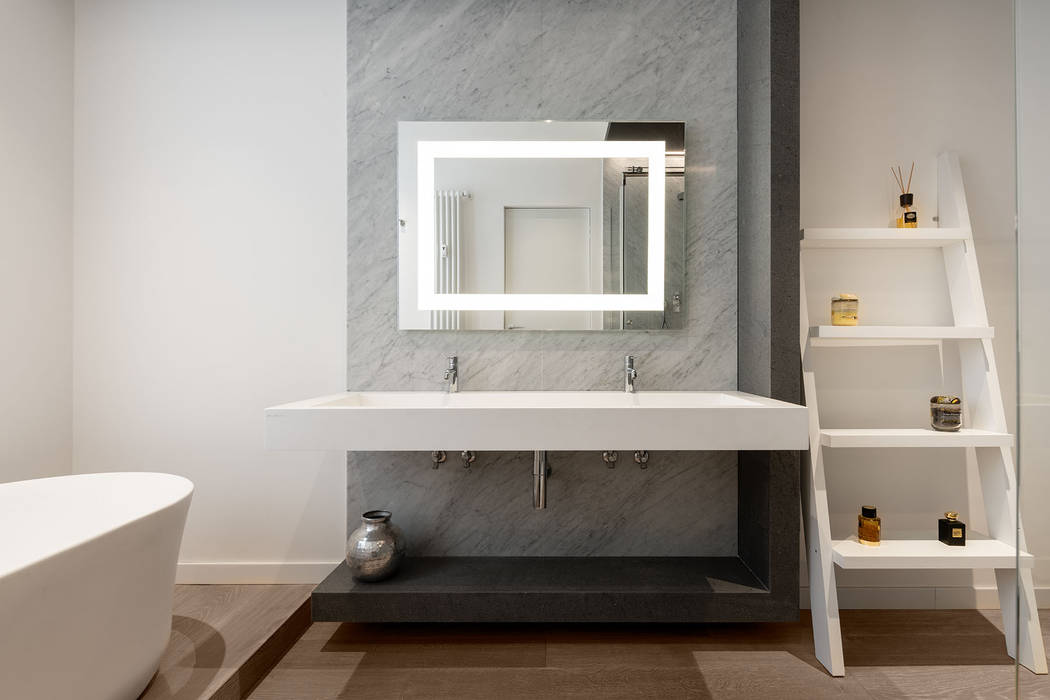 Il bagno padronale homify Bagno moderno Marmo marmo di Carrara,basaltina,Krion