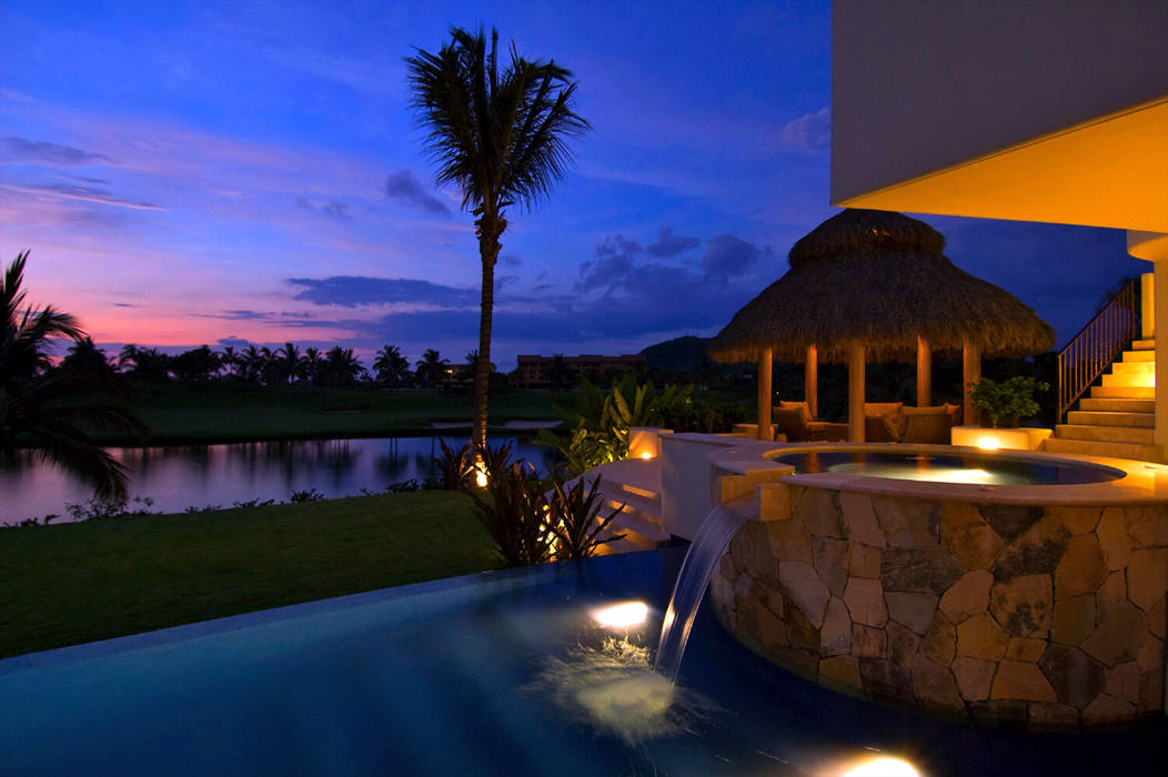 https://www.fotodearquitectura.com.mx/es/fotografia-de-arquitectura-en-puerto-vallarta-y-riviera-nayarit/ foto de arquitectura Piscinas de jardín Azulejos piscina de jardín,piscina exterior,casa de playa,iluminación nocturna,iluminación exterior