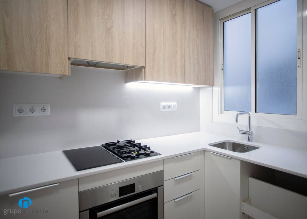 Reforma integral de vivienda en calle Loreto de Barcelona, Grupo Inventia Grupo Inventia Built-in kitchens Wood-Plastic Composite