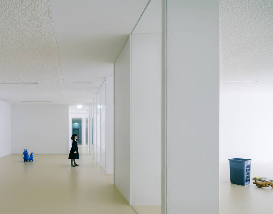 7 JAN RÖSLER ARCHITEKTEN Minimalist corridor, hallway & stairs