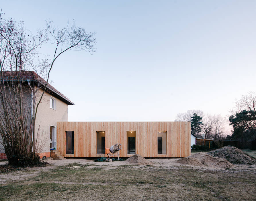 Bestensee - Extension of an One-Family-House, JAN RÖSLER ARCHITEKTEN JAN RÖSLER ARCHITEKTEN Holzhaus Holz Holznachbildung Himmel,Anlage,Gebäude,Baum,Holz,Grundstück,Tür,Landschaft,Ländliches Gebiet,Fassade